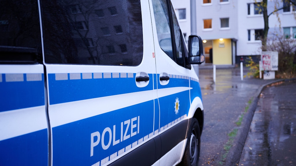 Ein Wagen der Bundespolizei vor einem Wohnhaus an der Landsberger Allee. Am frühen Morgen durchsuchten 650 Beamte 41 Objekte, die meisten in Berlin. 