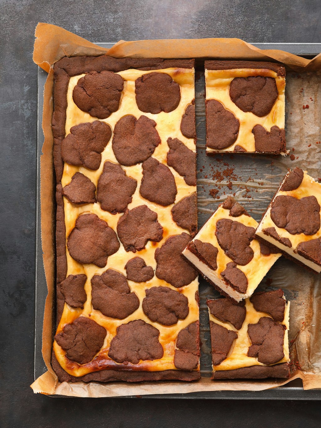 Mit viel Fantasie sehen die Schokoflöckchen wie die Turmspitzen russischer Kirchen aus. Doch in Russland heißt die Schoko-Käsetorte „Deutscher Kuchen“. 