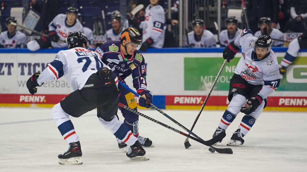 Eisbär Bennet Roßmy, hier im Duell gegen gleich zwei Nürnberger Ice Tigers. 