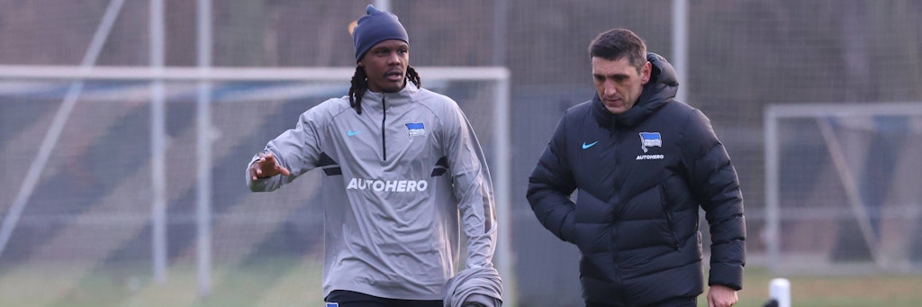 Kapitän Dedryck Boyata und Herthas neuer Trainer Tayfun Korkut beim Trainingsgespräch.