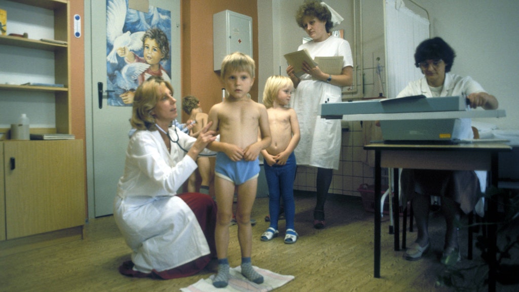 Reihenuntersuchung in einer DDR-Kinderklinik: Die Gesundheitsvorsorge hatte höchste Priorität, zu der auch die Impfpflicht gehörte. 