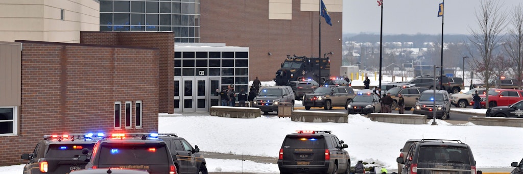 Dutzende von Polizisten, Feuerwehrleuten und Rettungskräften arbeiten am Tatort einer Schießerei an der Oxford High School in Oxford Township.
