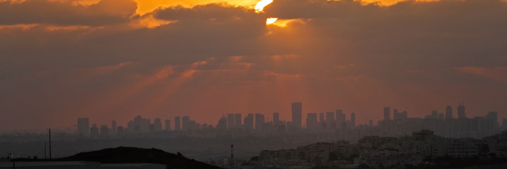 Sonnenuntergang in der israelischen Metropole Tel Aviv. Die Küstenstadt gilt nun als teuerste Stadt der Welt.