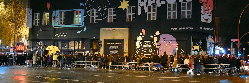 Riesenandrang von Partygängern vor dem KitKat Club in Berlin-Mitte in der Nacht zu Mittwoch.