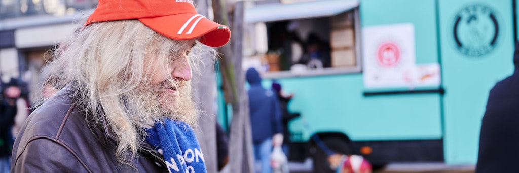Ein Obdachloser Mann isst Hirschgulasch mit Rotkohl, den er soeben von Frank Zander aus dem Caritas-Foodtruck bekommen hat. Zander verteilt warme Mahlzeiten an Obdachlose und bedürftige Menschen auf dem Alexanderplatz. Er spendet außerdem dem Caritas-Foodtruck 30.000 Euro. 