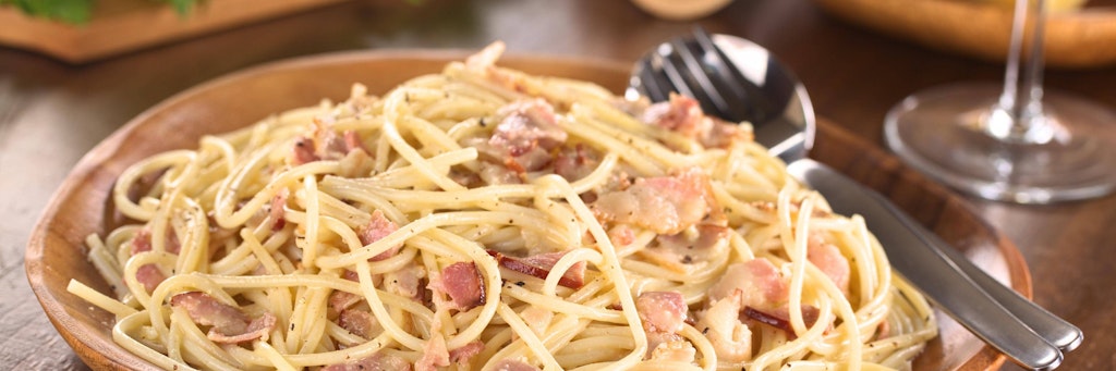 Hätten Sie gedacht, dass Spaghetti Carbonara ganz fix zu machen sind. Wir verraten Ihnen, wie Sie sich ein Stück Italien nach Hause holen.