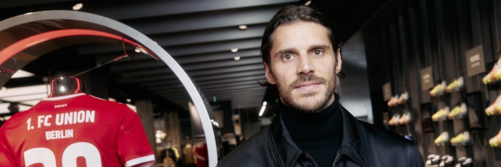 Christopher Trimmel konnte sein Union-Trikot im neuen Adidas-Store bereits einen Tag vor der Eröffnung hängen sehen