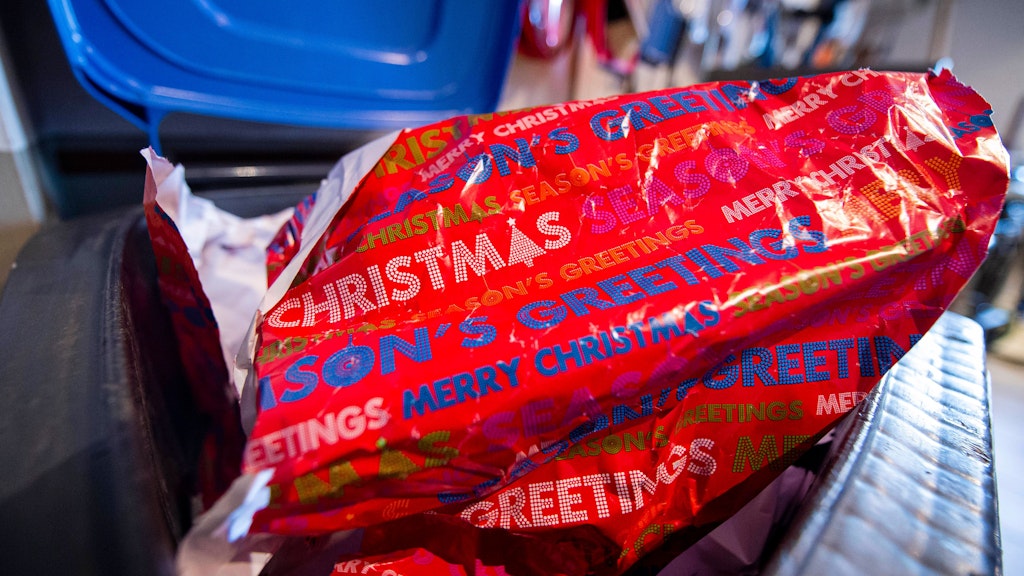 Geschenkpapier landet oft direkt in der Tonne. Nachhaltig ist das nicht.
