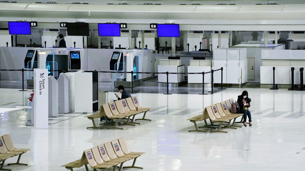 Japan, Narita: Nur einen Tag nach der Ankündigung des Verbots neuer internationaler Flugbuchungen zum Schutz vor der neuen Omikron-Virusvariante des Coronavirus hat Japan das Verbot zurückgenommen, nachdem es kritisiert wurde, dass es sich um eine Überreaktion handele. 
