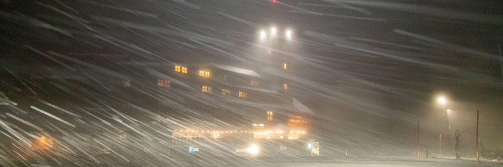 Ungemütlich wird der Sturm, wenn er orkanartig wird. Für einen Autofahrer endet die stürmische Nacht tödlich.