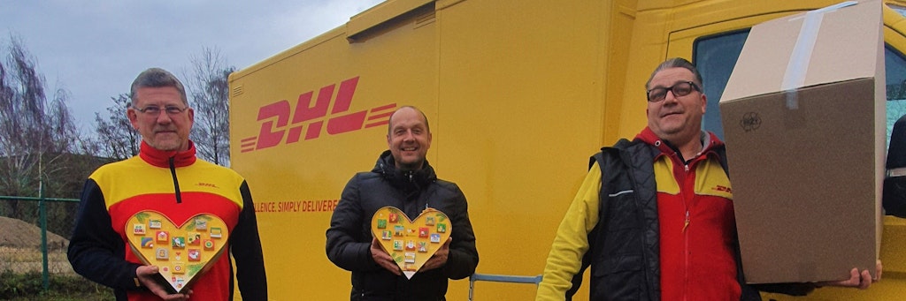 Die DHL-Kollegen überreichen Kolibri-Mitarbeiter Andreas Landgraf das Geld und die Adventskalender.