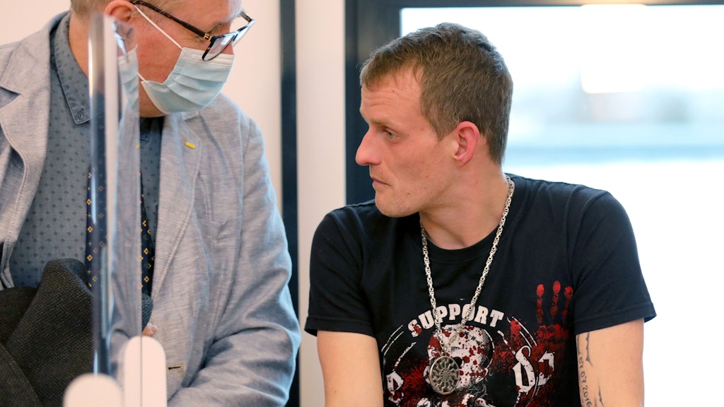 Vor Beginn des Prozesses gegen die Mutter nach dem gewaltsamen Tod der sechsjährigen Leonie aus Torgelow unterhalten sich Falk-Ingo Flöter (l), Anwalt des Nebenklägers, und der leibliche Vater (r).