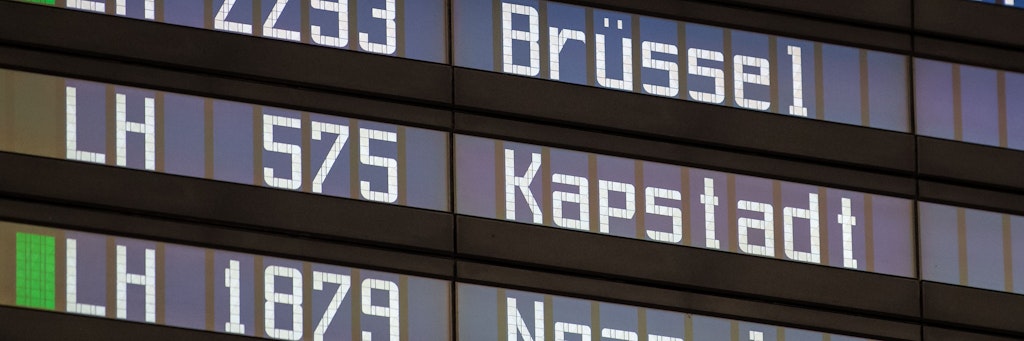 Ein Flug der Lufthansa aus Kapstadt ist im Ankunftsbereich am Flughafen München auf einer Anzeigentafel zu sehen. Alle Passagiere aus Südafrika müssen am Flughafen einen PCR-Test machen. Nun soll ein Reiserückkehrer in Berlin die Omikron Variante mitgebracht haben. 