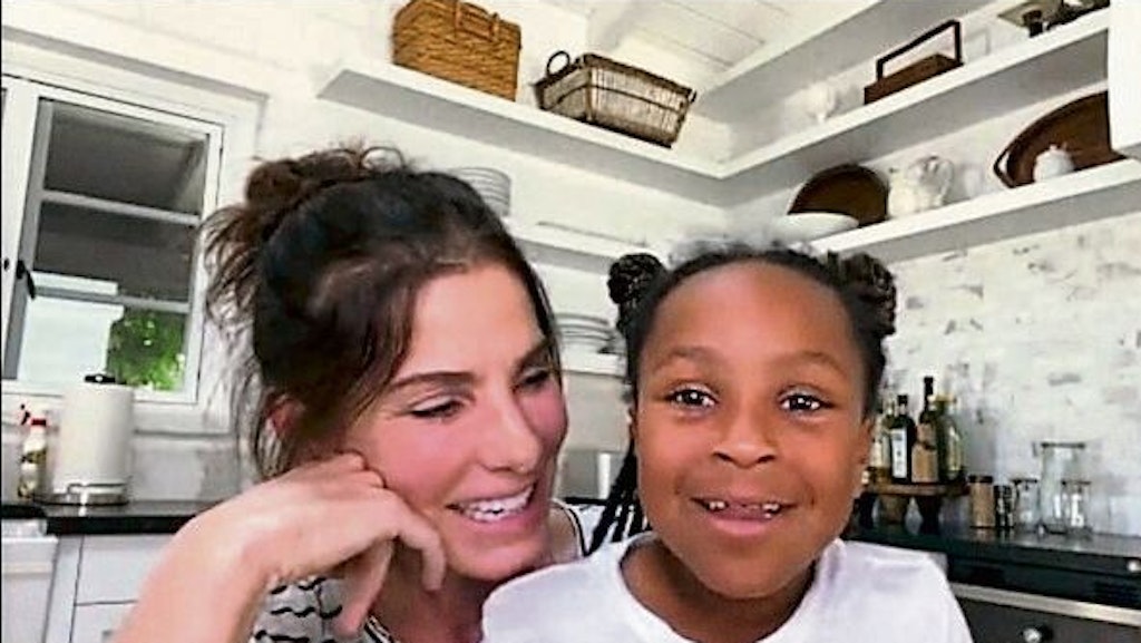 Sandra Bullock (55) mit Tochter Laila (8)
in einer Videoschalte in der Web-TV-Talkshow „Red Table Talk“.