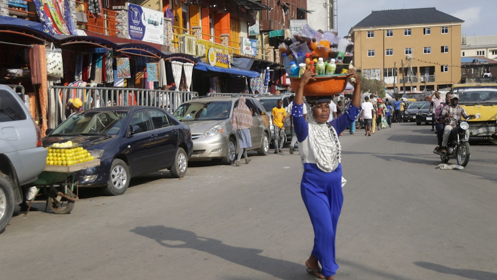 Nigeria, Lagos: Eine Frau verkauft Getränke auf einer Straße. Die Omikron-Variante des Coronavirus ist erstmals auch in Afrikas bevölkerungsreichstem Land Nigeria nachgewiesen worden. 