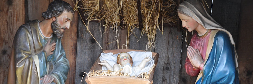 Eine Krippe mit den traditionellen Weihnachts-Figuren von Josef, Maria und dem Jesus-Kind.