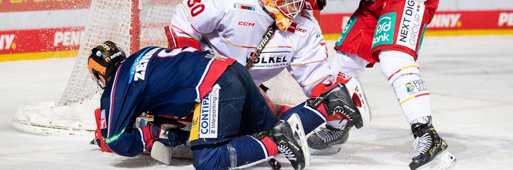 Wie hier Mark Zengerle gehen die Eisbären Berlin doch noch vor der Düsseldorfer EG in die Knie ...