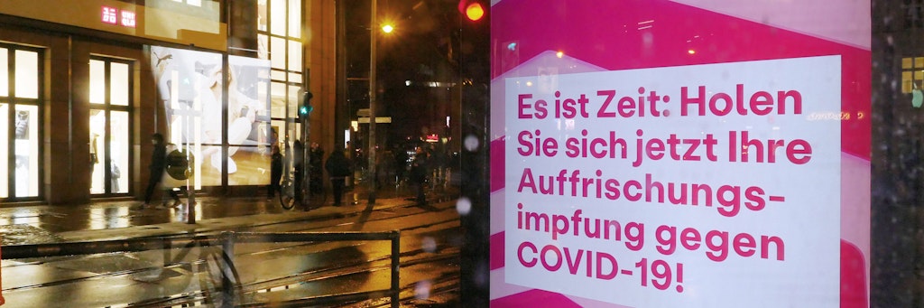 29.11.2021, Berlin, Deutschland. Auf Werbetafeln wird für die Corona-Impfung geworben.