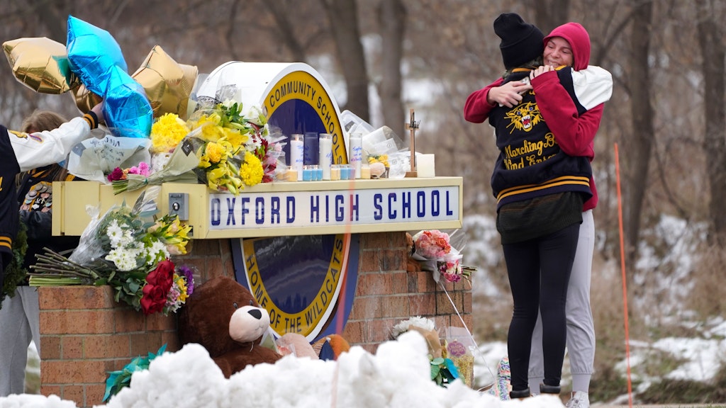 Schüler umarmen sich bei einer Gedenkfeier an der Oxford High School.