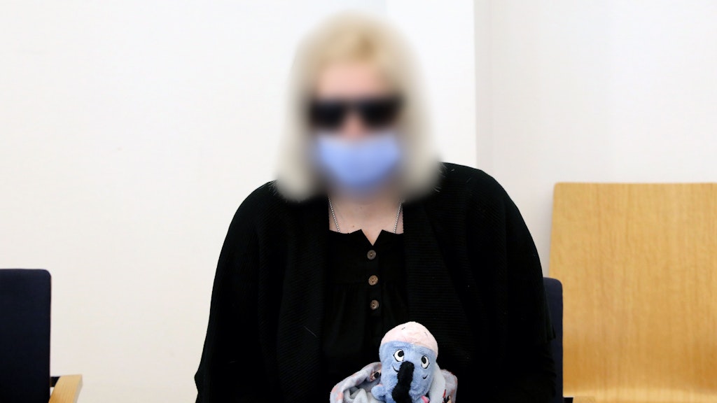 Die angeklagte Mutter im Prozess um den gewaltsamen Tod der sechsjährigen Leonie aus Torgelow