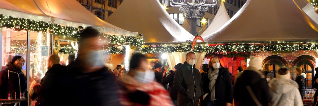 Auf dem Weihnachtsmarkt am Gendarmenmarkt gilt die 2G-Regel, erst dann kann man hier entspannt schlendern.