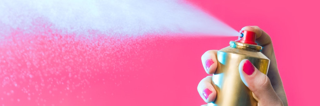 Eine junge Frau wollte sich mithilfe eines Deo-Sprays berauschen. 