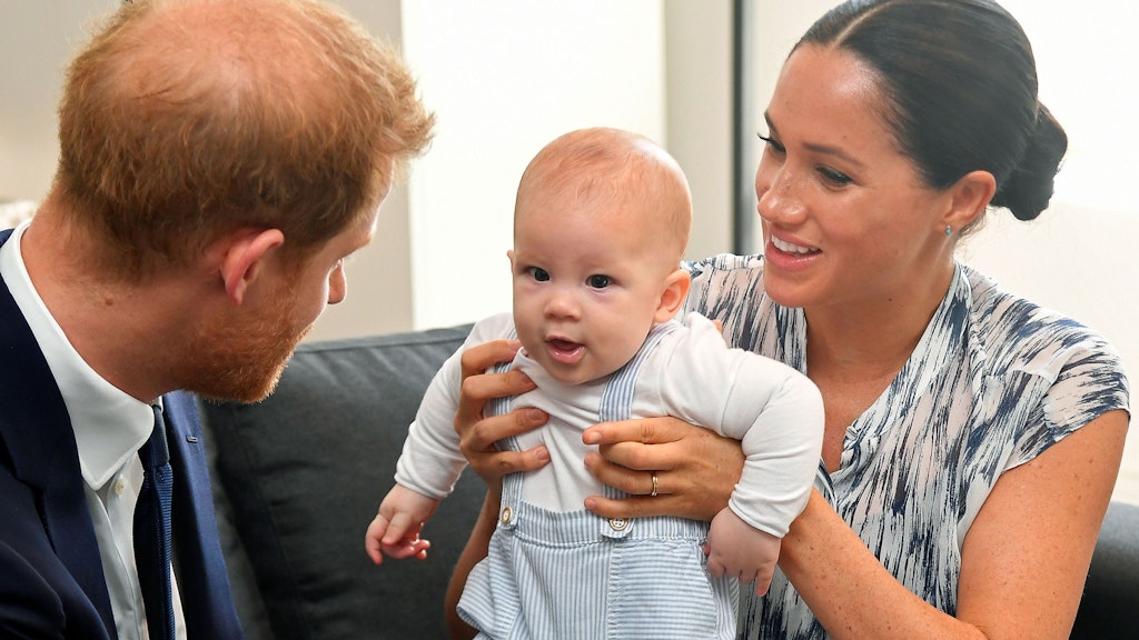 Der britische Prinz Harry (l.), Herzog von Sussex, und seine Frau Meghan, Herzogin von Sussex, mit Sohn Archie