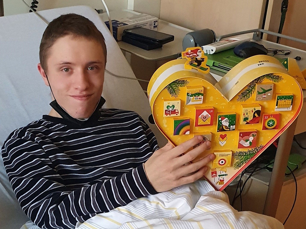 Max mit seinem Adventskalender der Deutschen Post DHL