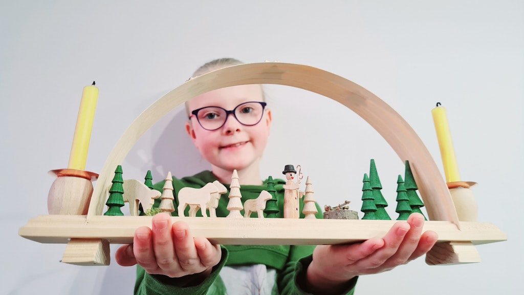 Fleißig werkeln die Familien in den Weihnachtswerkstätten im FEZ, basteln aus Holz zum Beispiel einen Schwibbogen. 
