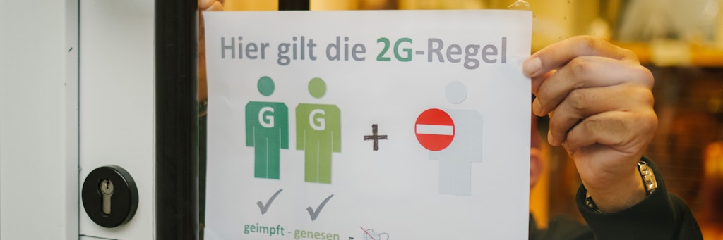 Hannover: Ein Friseur hängt in seinem Schaufenster ein Schild auf, das auf die 2G-plus-Regel hinweisen soll. Angesichts drohender Umsatzrückgänge durch die schärfere 2G-plus-Regel wächst bei den niedersächsischen Friseuren der Unmut über die Corona-Politik. 