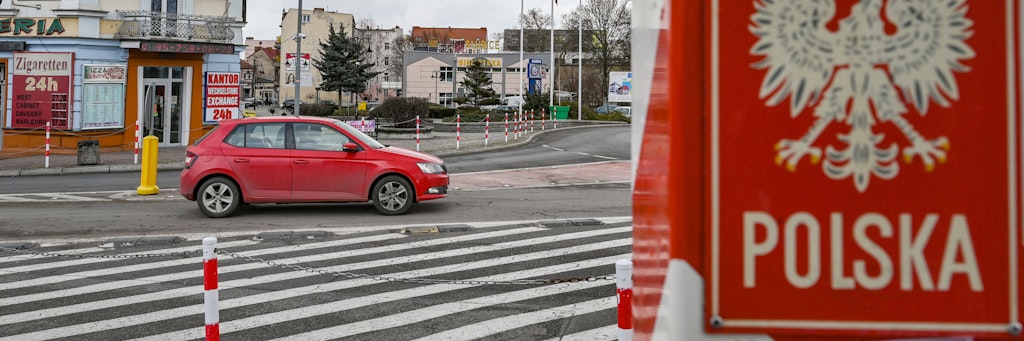 Polen, Slubice: Ein Grenzpfeiler in den Nationalfarben Polens steht nahe dem Grenzübergang Stadtbrücke zwischen dem polnischen Slubice und Frankfurt (Oder) in Brandenburg. Wegen hoher Corona-Infektionszahlen stuft die Bundesregierung ab Sonntag Polen und die Schweiz als Hochrisikogebiete ein. 