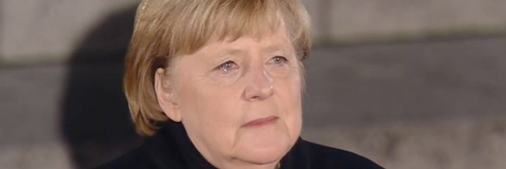 Bei Hildegard Knefs „Für mich soll's rote Rosen regnen“ standen Angela Merkel Tränen der Rührung in den Augen.