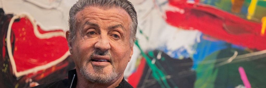 Sylvester Stallone hat jetzt eine Ausstellung mit dem Titel „Sylvester Stallone – Retrospektive zum 75. Geburtstag“ im Osthaus Museum in Hagen. 