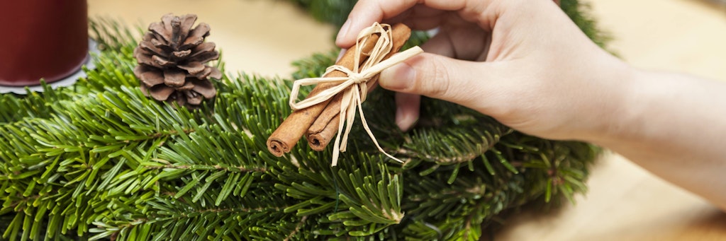 Sie haben noch keinen Adventskranz? Dann machen Sie ihn mit diesen Tricks schnell und einfach selber.