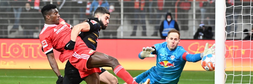 Der Beginn eines wundervollen Abends aus Sicht der Eisernen: Taiwo Awoniyi stochert die Kugel rein zur frühen Führung für den 1. FC Union. 