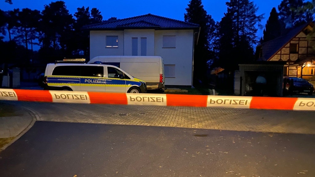 Am Abend war die Einmündung des Amselstegs in die Birkenallee vor dem Haus abgesperrt.