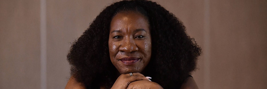 Bereits 2006 verwendete Tarana Burke auf der Plattform MySpace den Slogan „Me Too“, um in der Gesellschaft das Bewusstsein für sexuelle Gewalt zu wecken und zu stärken.