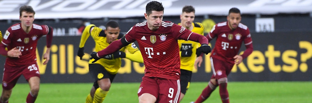 Robert Lewandowski macht per Elfer das 3:2 für Bayern. Dortmund tobte wegen des Handelfemeters.