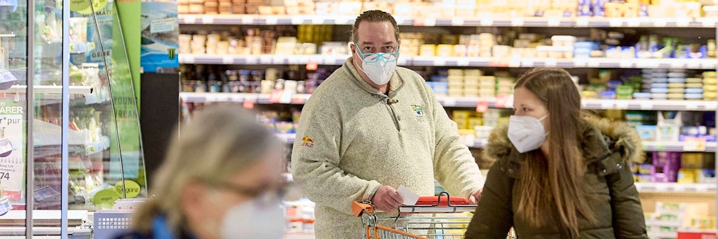 Geschützt im Supermarkt: Kunden mit FFP2-Masken.