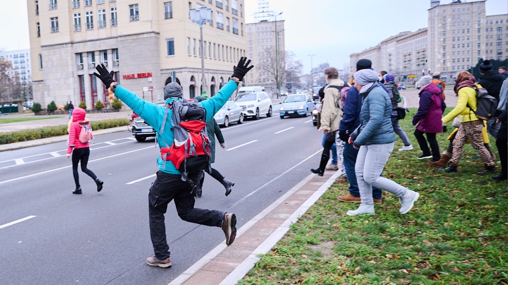 Demonstrantinnen und Demonstranten gegen die Corona-Impfungen und -Regelungen rennen auf die Karl-Marx-Allee. Die Demonstration gegen Corona-Impfungen wurde unter dem Titel: „Unspaltbar - Nein zum Impfzwang“ angemeldet. 