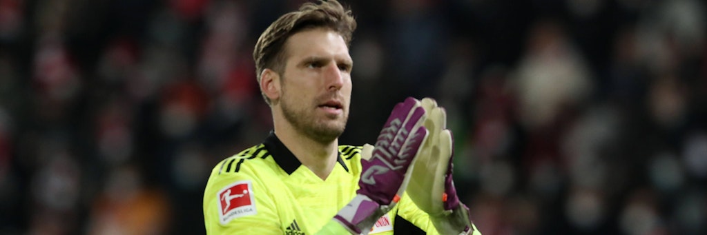 Unions Torwart Andreas Luthe mit den lilafarbenen Handschuhen anlässlich des internationalen Tags der Menschen mit Behinderung.