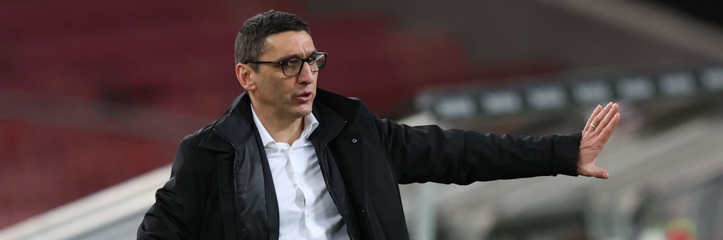 Herthas Trainer Tayfun Korkut dirigiert seine Mannschaft in Stuttgart zum ersten Mal. 