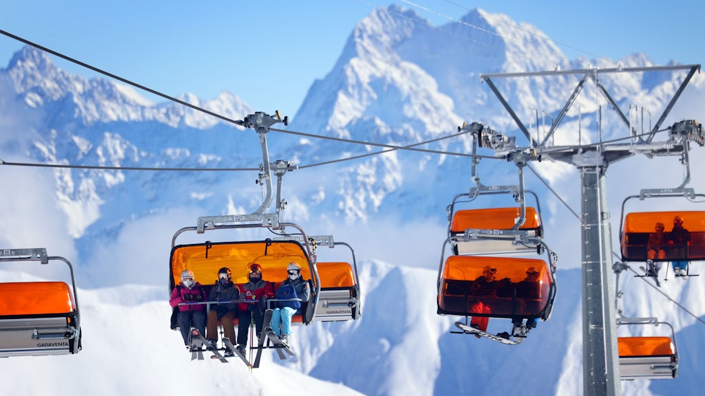 Wintersport unter 2G: Skifahrer sitzen im Skigebiet Ischgl in einem Sessellift.