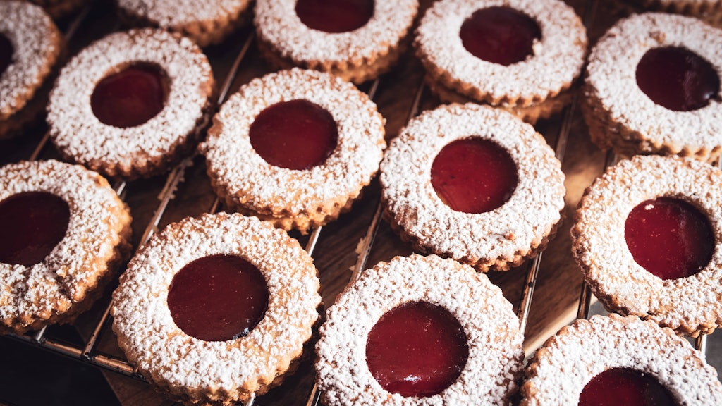 Die Linzer Plätzchen mit Marmelade sehen einfach verführerisch aus.