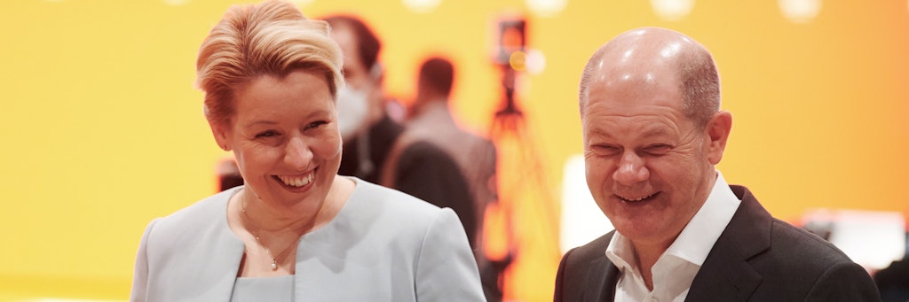 SPD-Landeschefin Franziska Giffey freute sich über Grußworte des künftigen Bundeskanzlers Olaf Scholz beim Parteitag im Hotel Estrel.
