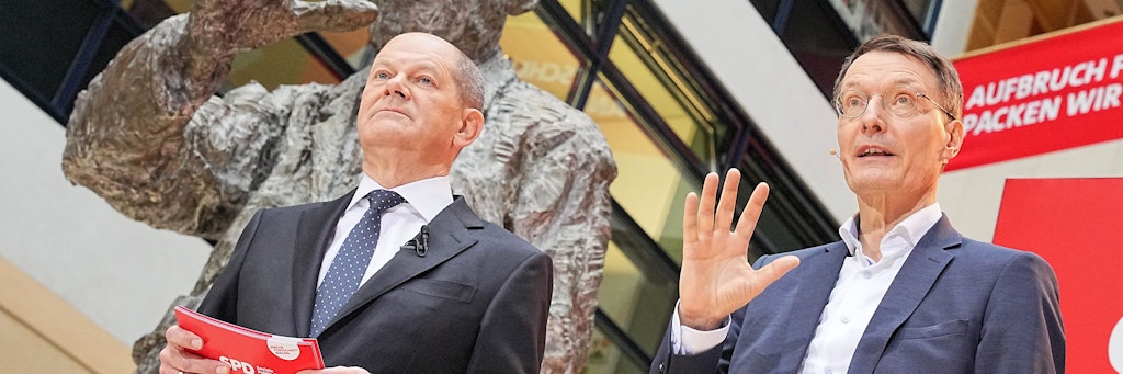 Karl Lauterbach (r, SPD), designierter Bundesminister für Gesundheit, spricht bei der Vorstellung der SPD-Minister und -Ministerinnen durch den designierter Bundeskanzler Olaf Scholz (SPD), im Willy-Brandt-Haus. 