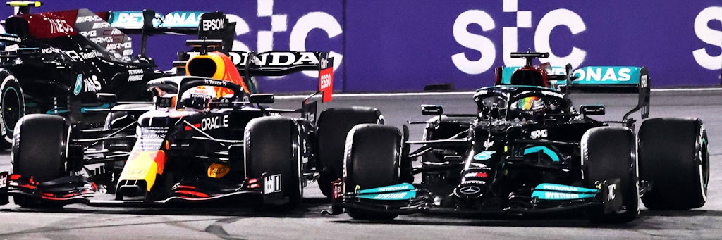 Max Verstappen (l.) und Lewis Hamilton Rad an Rad in Saudi-Arabien, beide gehen punktgleich ins WM-Finale in Abu Dhabi.