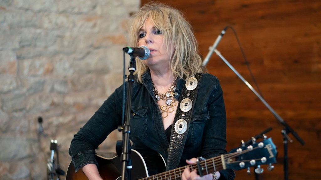 Beim Album „Have Yourself A Rockin’ Little Christmas“ darf man von Lucinda Williams einiges erwarten – außer Gefühlsduseligkeit.