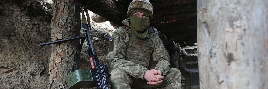 Ein ukrainischer Soldat an der Front zu den Separatistengebieten im Osten der Ukraine. Das Land fürchtet einen russischen Angriff.