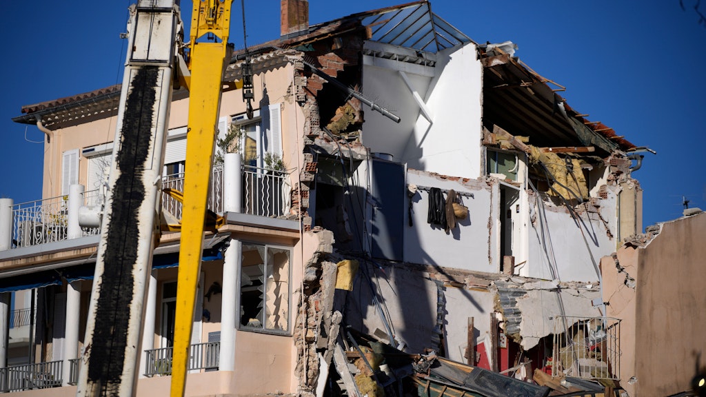 Blick auf das beschädigte Haus in Sanary-Sur-Mer neben dem Kräne stehen. 